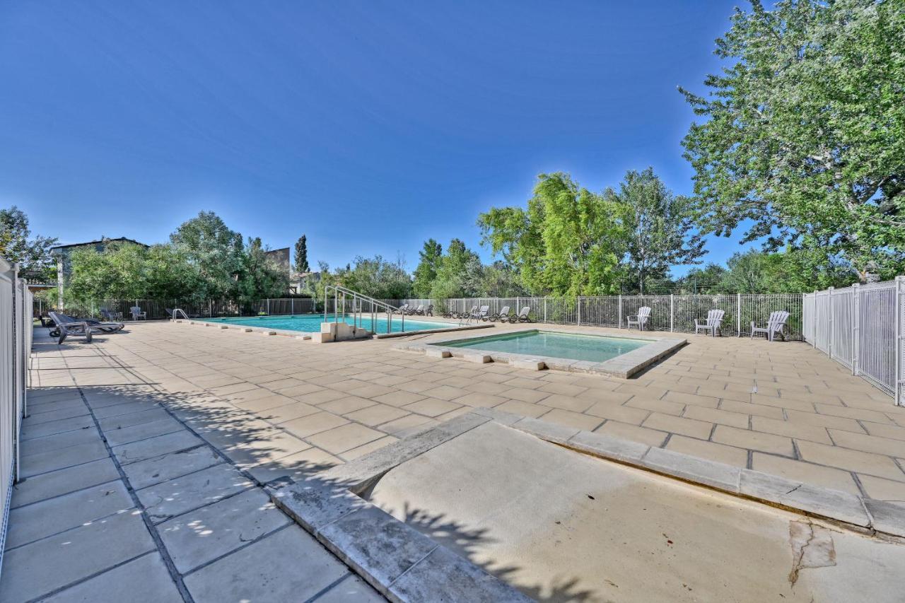 Le Petit Bonheur - Place Parking Privee - Clim - Terrasse - Piscine Partagee - Proche Parc Spirou Saint-Saturnin-les-Avignon Exterior photo